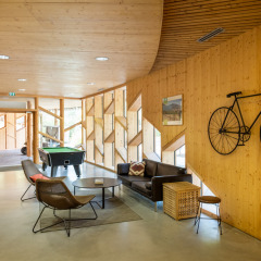 Sala moderna en Camping de Strasbourg, Grand Est, Francia, con decoración de bicicleta y zona de descanso.