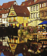 Casas entramadas de colores y un pintoresco canal en los alrededores de Horbourg-Wihr, Grand Est, Francia.