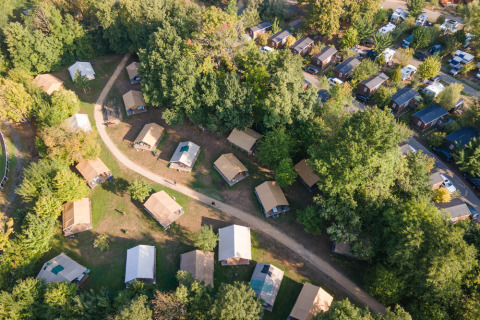 Vista aérea de tiendas tipo Bungalow tent Classic en Camping de Strasbourg, Francia, rodeadas de naturaleza.