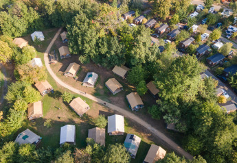 Vista aérea de tiendas tipo Bungalow tent Classic en Camping de Strasbourg, Francia, rodeadas de naturaleza.