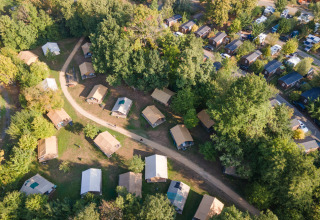 Vista aérea de tiendas tipo Bungalow tent Classic en Camping de Strasbourg, Francia, rodeadas de naturaleza.