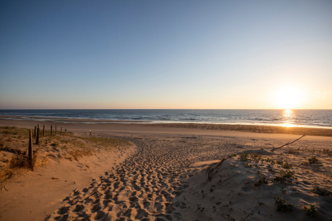 Atardecer sobre una tranquila playa de arena cerca de Saint-Michel-Escalus, Nueva Aquitania, Francia.