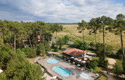 Feriepark Huttopia Landes Sud i Nouvelle-Aquitaine, Frankrig, med pool, terrasse og skovomgivelser.