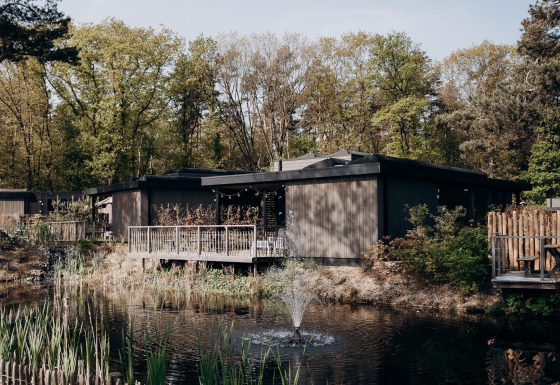 Luxuriöse Familien-Wasser-Lodge mit Whirlpool bei Soof Retreats, Niederlande, neben Teich und Wald.