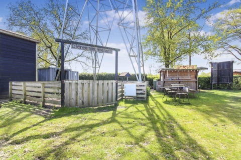 Exterior en Uniq Leisure, parque vacacional en Gelderland, Países Bajos, con corral y bar pequeño.