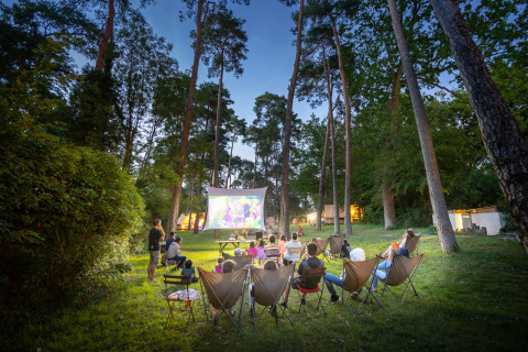 Buitenfilmavond in het bos bij vakantiepark Huttopia Rambouillet, Île de France, Frankrijk.
