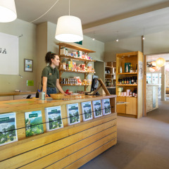 Recepción del parque vacacional Huttopia Sarlat en Nouvelle-Aquitaine, Francia, con personal y tienda.