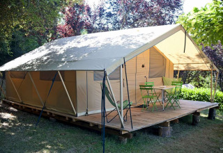 Tienda safari Toile&bois Classic en Huttopia Sarlat, Francia, con terraza de madera al aire libre, vista exterior.