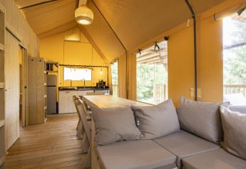Interno della tenda safari Ranger Lodge ad Arden Parks, Signy l'Abbaye, Francia, con arredo in legno.