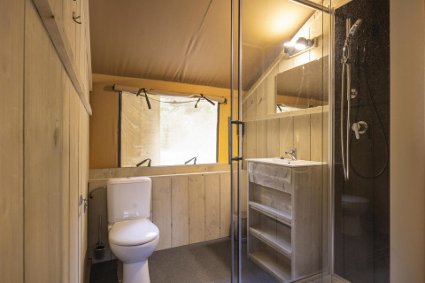 Badezimmer im Ranger Lodge Safarizelt bei Arden Parks in Signy l'Abbaye, Frankreich mit moderner Dusche.