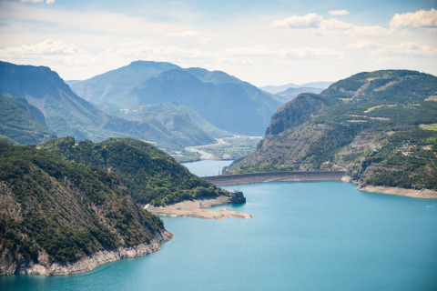 Vista panorámica del lago y montañas en Huttopia Lac de Serre Ponçon, Provenza-Alpes-Costa Azul, Francia.
