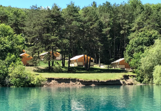 Glampingtenten aan de oever van Huttopia Lac de Serre Ponçon, Provence-Alpes-Côte d’Azur, Frankrijk.