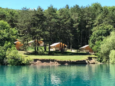 Tiendas de glamping junto al lago en Huttopia Lac de Serre Ponçon, Provenza-Alpes-Costa Azul, Francia.