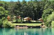 Tende glamping sul lago a Huttopia Lac de Serre Ponçon, Provenza-Alpi-Costa Azzurra, Francia.