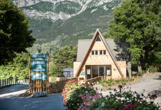 Toegang tot vakantiepark Huttopia Lac de Serre Ponçon met bergzicht in Provence-Alpes-Côte d’Azur, Frankrijk.