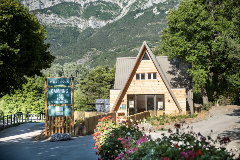 Entrada del camping Huttopia Lac de Serre Ponçon con vistas a las montañas en Provence-Alpes-Côte d’Azur, Francia.