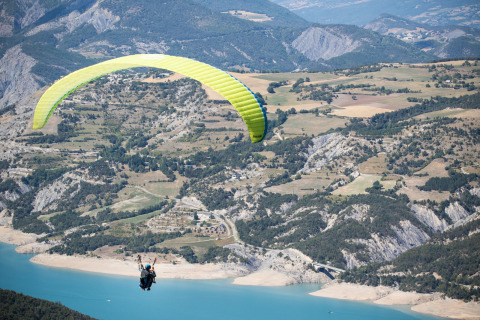 Parapente sobre los impresionantes paisajes de Ubaye-Serre-Ponçon en Provence-Alpes-Côte d’Azur, Francia.