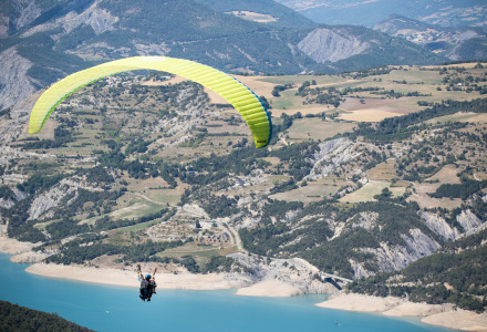 Parapente sobre los impresionantes paisajes de Ubaye-Serre-Ponçon en Provence-Alpes-Côte d’Azur, Francia.