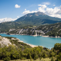 Paisaje de montañas y lago azul cerca de Ubaye-Serre-Ponçon, Provenza-Alpes-Costa Azul, Francia, en un día soleado.