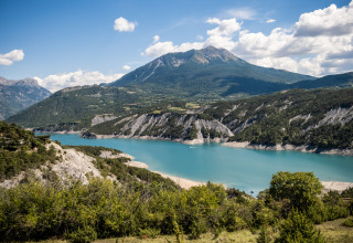 Paisaje de montañas y lago azul cerca de Ubaye-Serre-Ponçon, Provenza-Alpes-Costa Azul, Francia, en un día soleado.