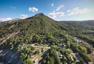 Vista aerea di colline boscose e casette vicino a Ubaye-Serre-Ponçon, Provenza-Alpi-Costa Azzurra, Francia.