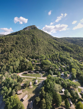Vista aérea de colinas arboladas y cabañas cerca de Ubaye-Serre-Ponçon, Provenza-Alpes-Costa Azul, Francia.
