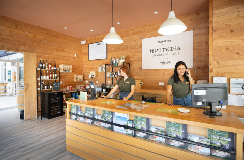 Rezeption im Huttopia Chardons Bleus - Ile de Ré, Nouvelle-Aquitaine, Frankreich, mit Mitarbeitern.