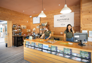 Rezeption im Huttopia Chardons Bleus - Ile de Ré, Nouvelle-Aquitaine, Frankreich, mit Mitarbeitern.