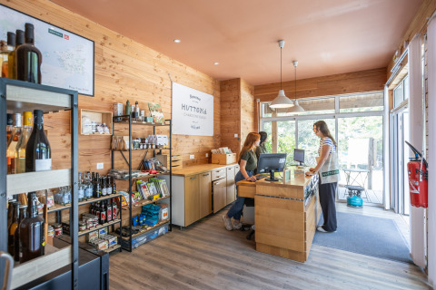 Indendørs reception og butik på Huttopia Chardons Bleus - Ile de Ré, feriepark i Nouvelle-Aquitaine, Frankrig.