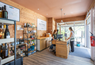Indendørs reception og butik på Huttopia Chardons Bleus - Ile de Ré, feriepark i Nouvelle-Aquitaine, Frankrig.