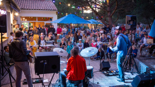 Actuación musical en vivo al aire libre en Huttopia Chardons Bleus - Ile de Ré, parque vacacional en Francia.