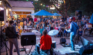 Actuación musical en vivo al aire libre en Huttopia Chardons Bleus - Ile de Ré, parque vacacional en Francia.