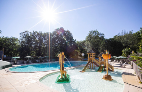 Piscina exterior con zona infantil y sol en Huttopia Beaulieu sur Dordogne en Occitanie, Francia.