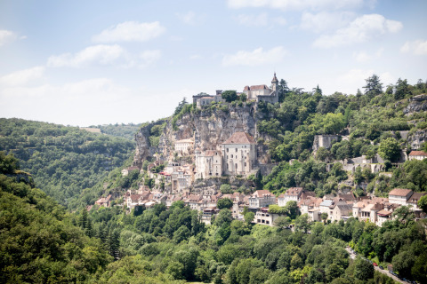 Vista de la ciudad medieval de Rocamadour en Occitania, Francia, desde el parque vacacional Huttopia Beaulieu sur Dordogne.