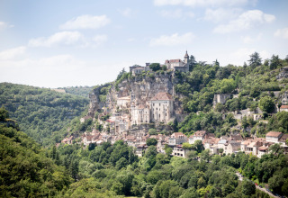 Udsigt over middelalderbyen Rocamadour i Occitanie, Frankrig, fra Huttopia Beaulieu sur Dordogne feriepark.