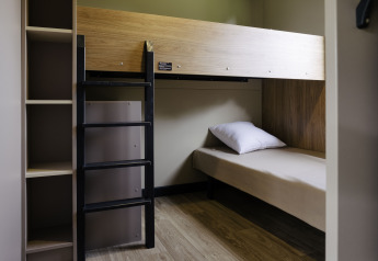 Moderne stapelbed en planken in Chalet Portland bij Huttopia Lac de Serre Ponçon, Frankrijk.