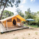 Safari bungalowtent Classic in Huttopia Chardons Bleus - Ile de Ré, Frankrijk, met terras en parasol.