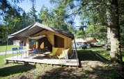 Tienda safari Toile & bois tent Sweet en Huttopia Beaulieu sur Dordogne, Francia, rodeada de naturaleza.