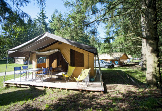 Tienda safari Toile & bois tent Sweet en Huttopia Beaulieu sur Dordogne, Francia, rodeada de naturaleza.