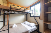 Camera con letto a castello e ampia finestra nella sistemazione glamping Mobile home Vancouver, luminosa e accogliente.