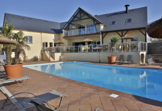 Buitenzwembad en moderne vakantiehuizen bij Camping Seasonova Saint Michel in Normandië, Frankrijk.