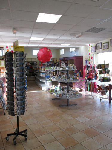 Winkelinterieur bij Camping Seasonova Saint Michel met souvenirs, ansichtkaarten en benodigdheden in Normandië.