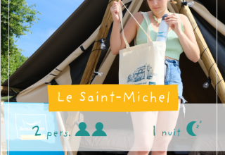 Mujer frente a una tienda safari en Camping Seasonova Saint Michel, Francia, con bolsa de tela y botella.