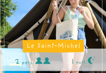 Mujer frente a una tienda safari en Camping Seasonova Saint Michel, Francia, con bolsa de tela y botella.