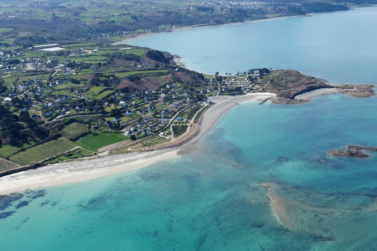 Vue aérienne du Camping Seasonova Les 7 Iles en Bretagne, France, avec littoral et plage de vacances.