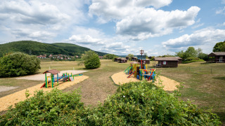 Speeltuin en vakantiehuisjes op Camping Seasonova Les Vosges du Nord in het schilderachtige Grand Est, Frankrijk.