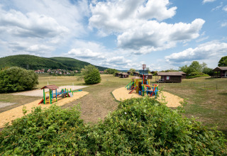 Speeltuin en vakantiehuisjes op Camping Seasonova Les Vosges du Nord in het schilderachtige Grand Est, Frankrijk.