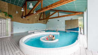 Piscina cubierta con huéspedes en Camping Seasonova Les Vosges du Nord, parque vacacional en Grand Est, Francia.