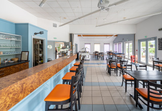 Lyst og moderne restaurantområde på Camping Seasonova Les Vosges du Nord i Grand Est, Frankrig.