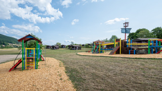 Parque infantil con coloridas estructuras en Camping Seasonova Les Vosges du Nord, Grand Est, Francia.
